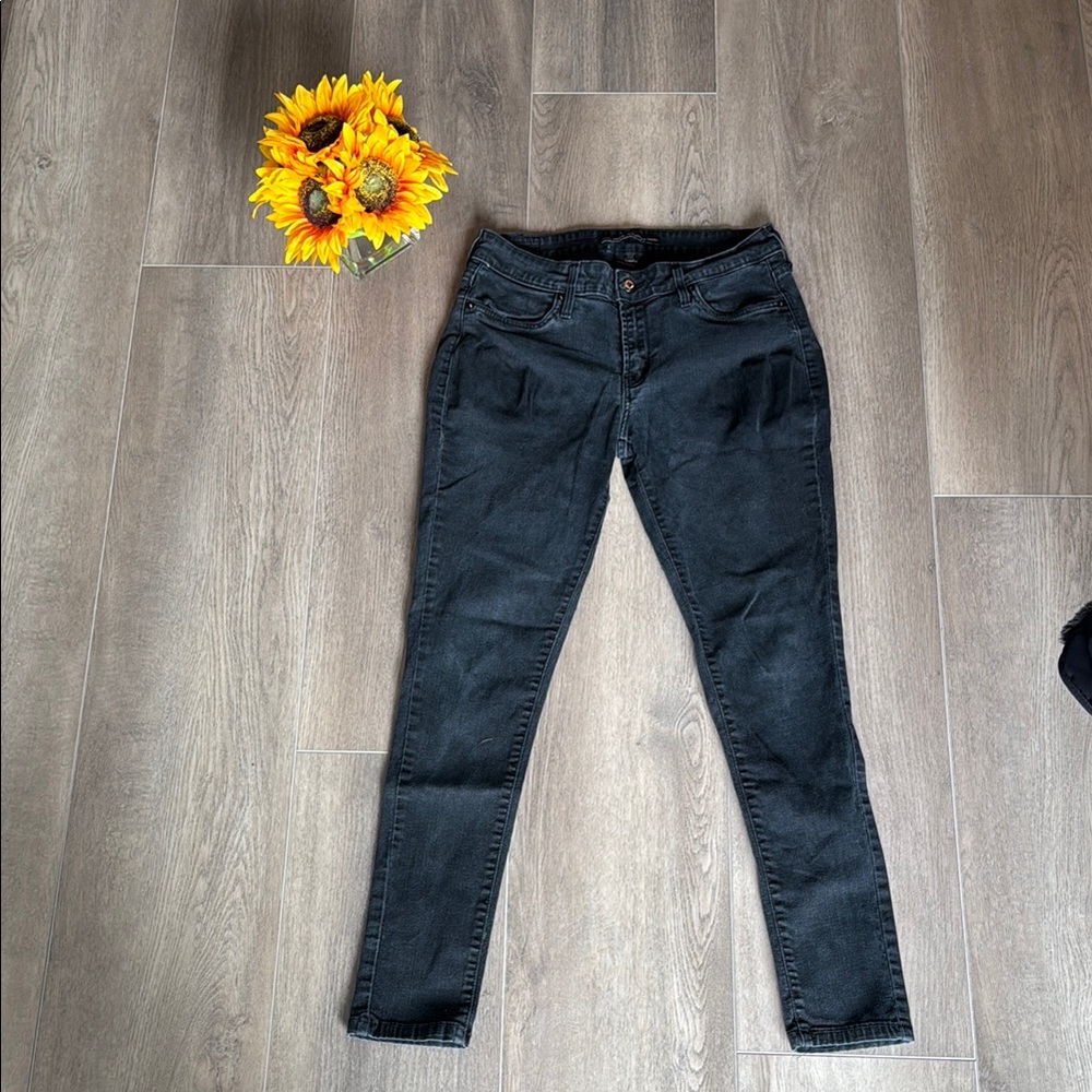 Levi's Black skinny jegging skinny jeans. Size 10 black skinny jeans. Stretch